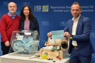 Das Bild zeigt von rechts nach links: Umweltminister Thorsten Glauber, Dr. Cecilia Scorza und Prof. Dr. Harald Lesch