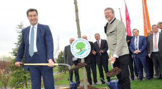 Bei der Landesgartenschau Würzburg 2018 haben Ministerpräsident Markus Söder und Umweltminister Marcel Huber einen Lebensbaum gepflanzt.