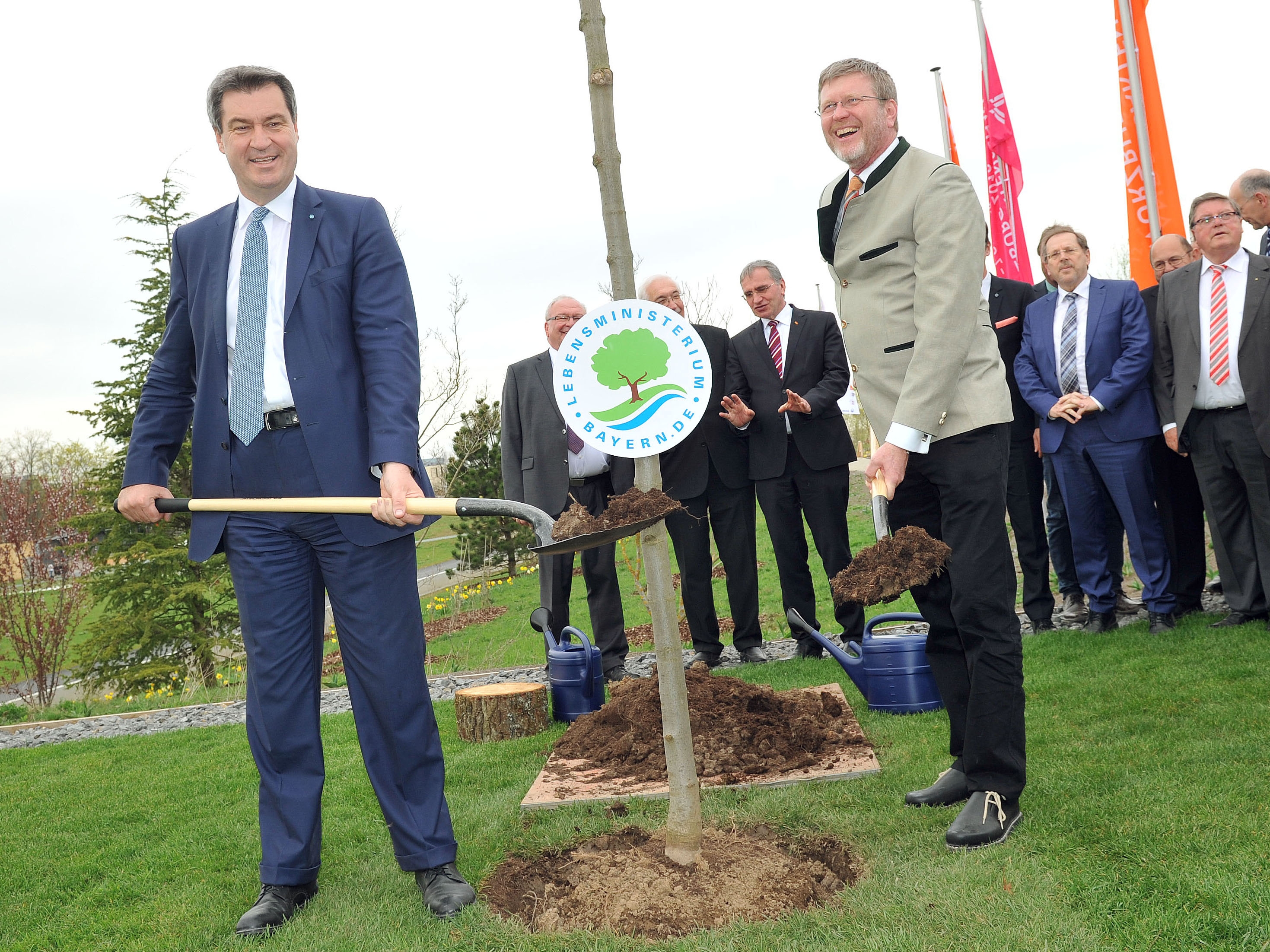 Pressebild: Bei der Landesgartenschau Würzburg 2018 haben Ministerpräsident Markus Söder und Umweltminister Marcel Huber einen Lebensbaum gepflanzt.