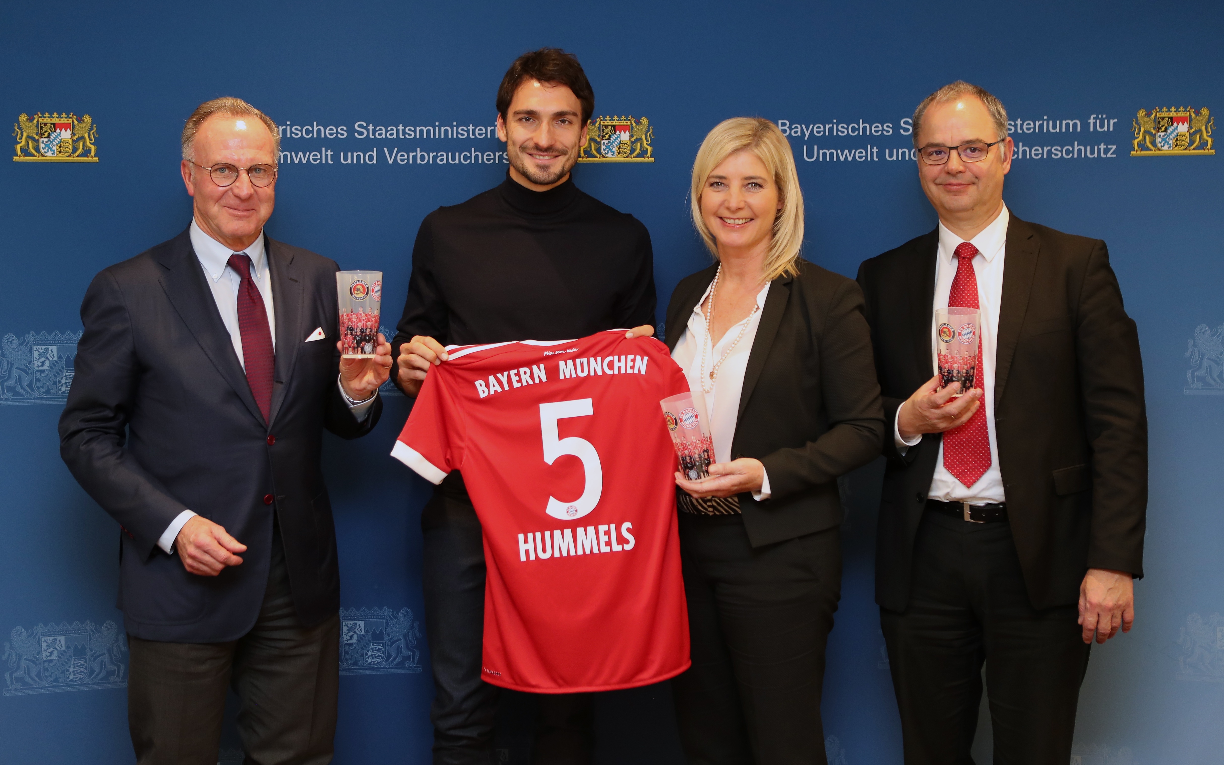 Pressebild: FC Bayern stellt von Sommer 2018 an bei Heimspielen auf Mehrwegbecher um; v.l.n.r. Karl-Heinz Rummenigge, Mats Hummels, Umweltministerin Ulrike Scharf, Jürgen Muth