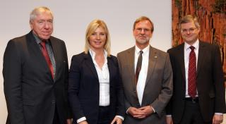 Die Bayerische Verbraucherschutzministerin Ulrike Scharf mit den Mitgliedern des Expertenrats Lebensmittelsicherheit (v.l.n.r.): Dr. Christian Grugel, Prof. Dr. Siegfried Scherer, Prof. Dr. Markus Möstl. Auf dem Bild fehlt Prof. Dr. Franz-Theo Gottwald.