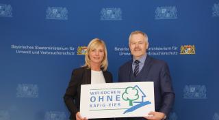 Die Bayerische Verbraucherschutzministerin Ulrike Scharf und der Präsident des DEHOGA Bayern Ulrich N. Brandl, stellten heute das neue Siegel "Kochen ohne Käfigeier" vor.