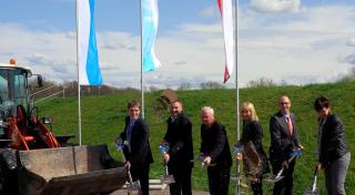 Umweltministerin Scharf beim Spatenstich zum Hochwasserschutzprojekt im oberfränkischen Michelau. Das Projekt ist eine der größten derzeit laufenden Hochwasserschutzmaßnahmen in Franken.