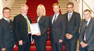 Das neue Förderprogramm für Abwassersanierung startet: Umweltministerin Scharf übergibt den bayernweit ersten Förderbescheid an die Gemeinde Niederschönenfeld.