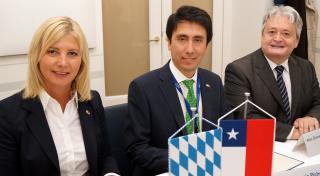 Umweltministerin Scharf unterzeichnet Abkommen zum Umweltschutz mit der Republik Chile.