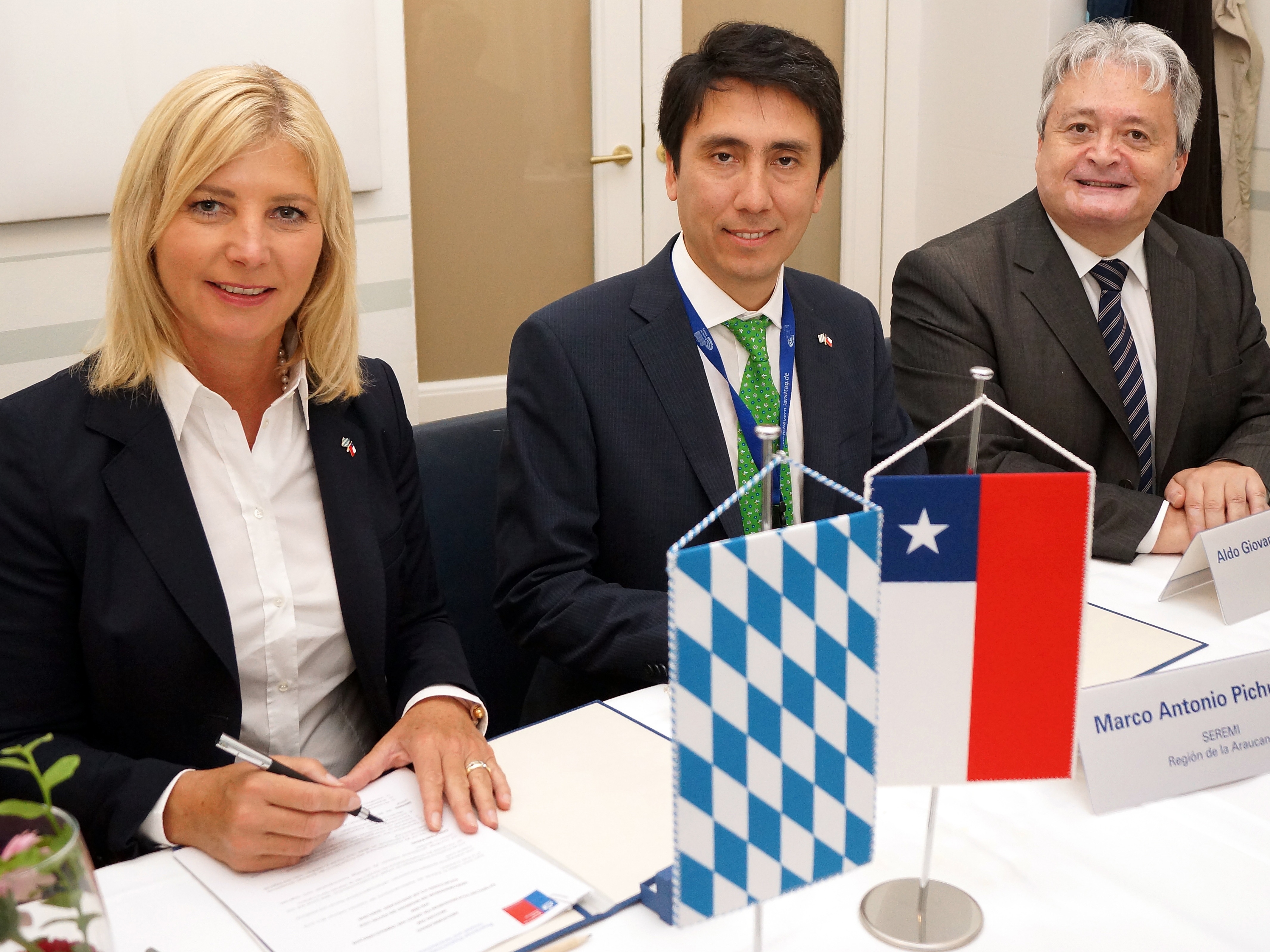 Pressebild: Umweltministerin Scharf unterzeichnet Abkommen zum Umweltschutz mit der Republik Chile.