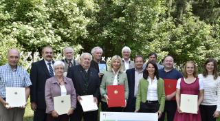 Umweltministerin Ulrike Scharf und die Parlamentarische Staatssekretärin im Bundesumweltministerium, Rita Schwarzelühr-Sutter überreichten verdienten Umweltschützern in Lenggries ein Album der Sondermarke "Die Alpen - Vielfalt in Europa".