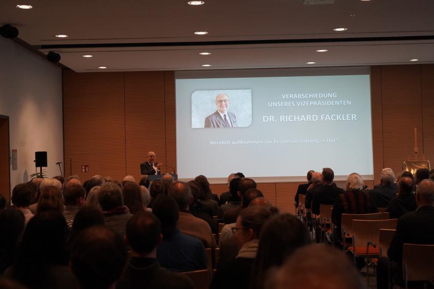 Am Rednerpult spricht Herr Dr. Richard Fackler, Vizepräsident des Bayerischen Landesamts für Umwelt.