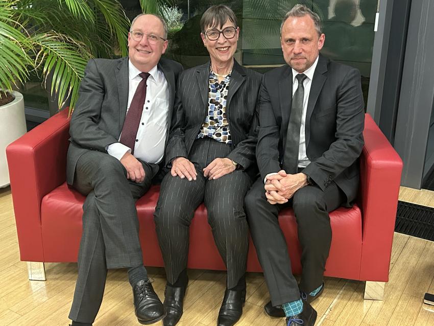 Auf dem Sofa sitzen Vizepräsident Dr. Richard Fackler und seine Frau Barbara Fackler (li.) und Umweltminister Thorsten Glauber (re.).