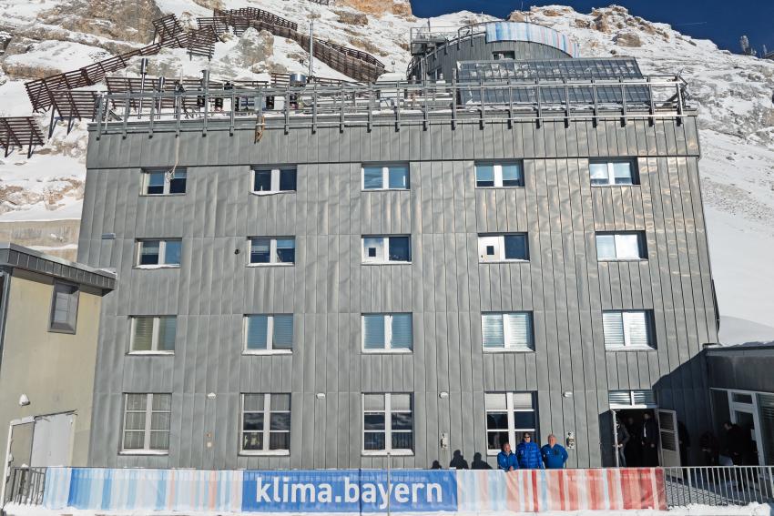 Das Schneefernerhaus wird seit 1999 als Umweltforschungsstation (UFS) genutzt. Es liegt in den Alpen direkt unterhalb des Gipfels der Zugspitze. Am Geländer stehen von links nach rechts: Umweltminister Thorsten Glauber, Ministerpräsident Dr. Markus Söder und Peter Marton (Geschäftsführer Betriebsgesellschaft UFS)