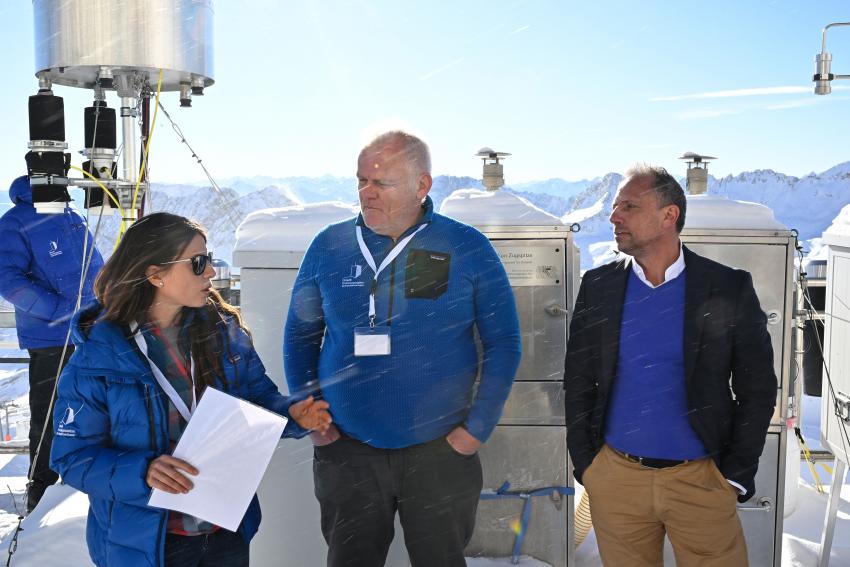 An der Messstation stehen Umweltminister Thorsten Glauber (re.), Geschäftsführer Betriebsgesellschaft UFS Peter Marton und Laura Schmidt, Pressesprecherin der UFS.