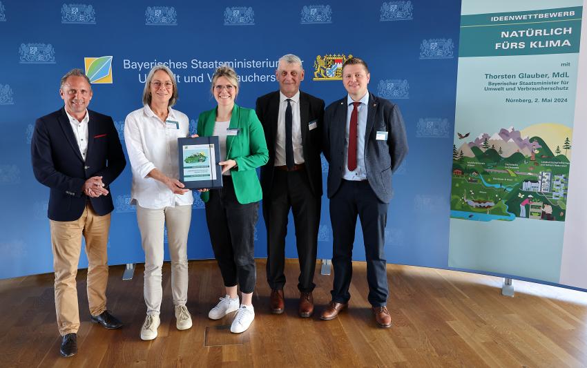 Gruppenbild mit Minister Glauber