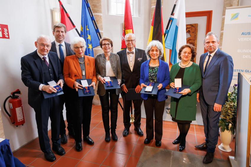 Gruppenfoto zeigt Umweltminister Thorsten Glauber (rechts) und die neuen Ordensträger mit den Bundesverdienstorden.