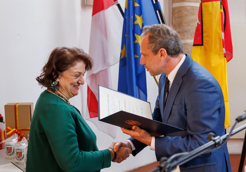 Umweltminister Thorsten Glauber überreicht die Verleihungsurkunde und das Bundesverdienstkreuz am Bande an Frau Mitra Sharifi Neystanak.