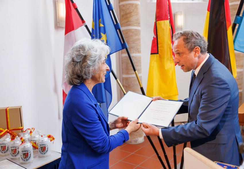 Umweltminister Thorsten Glauber überreicht die Verleihungsurkunde und das Bundesverdienstkreuz am Bande an Frau Dr. Nadler.