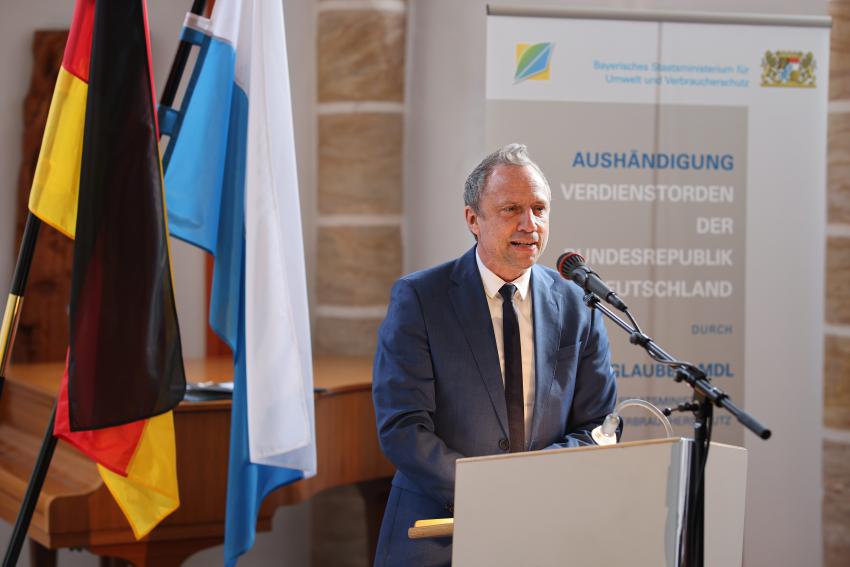 Umweltminister Thorsten Glauber steht am Rednerpult und hält eine Ansprache. 