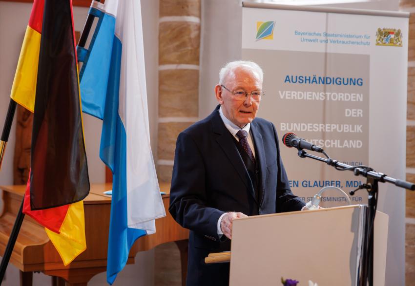 Ordensträger Herr Gerhard Koller steht am Rednerpult und spricht zu den Gästen.