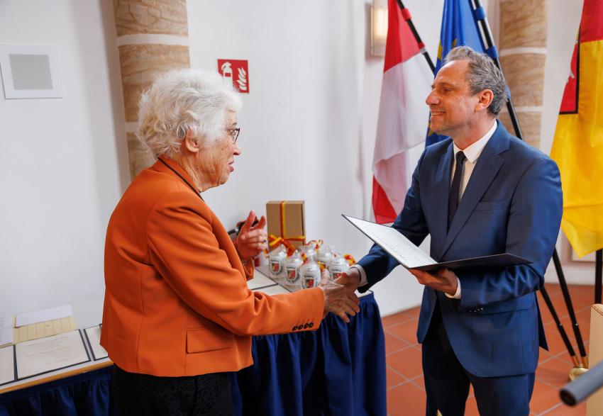 Umweltminister Thorsten Glauber überreicht die Verleihungsurkunde und das Bundesverdienstkreuz am Bande an Frau Margit Gamberoni.