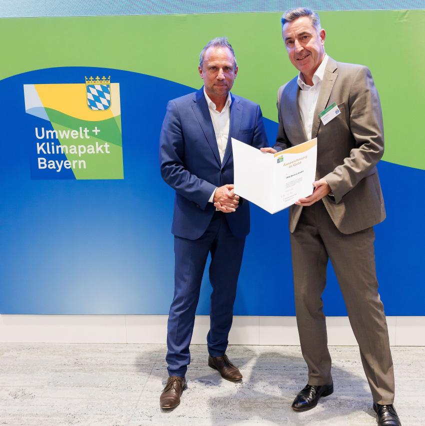 Umweltminister Thorsten Glauber übergibt Gold-Urkunde an die HDG Bavaria GmbH