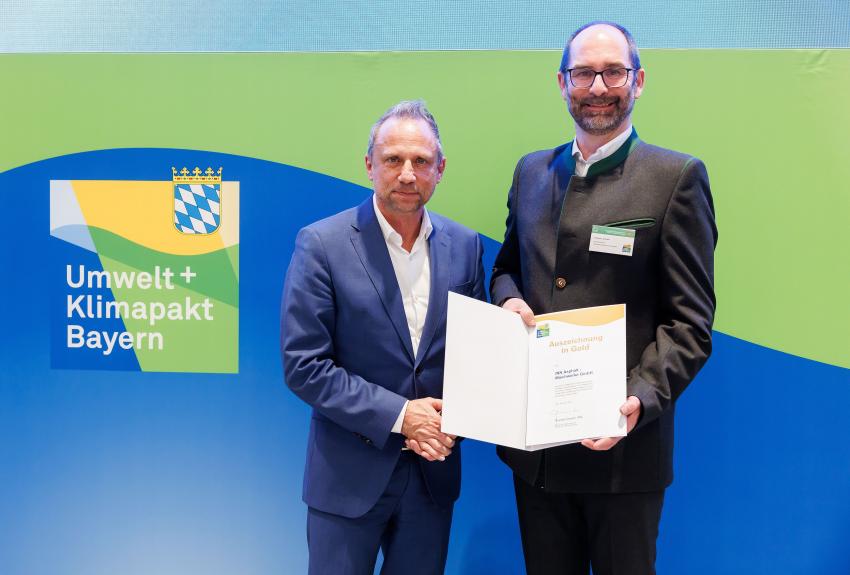 Umweltminister Thorsten Glauber übergibt Gold-Urkunde an die INN Asphalt - Mischwerke GmbH