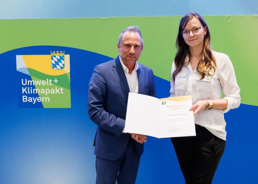 Umweltminister Thorsten Glauber übergibt Gold-Urkunde an die ADAPT Elektronik GmbH