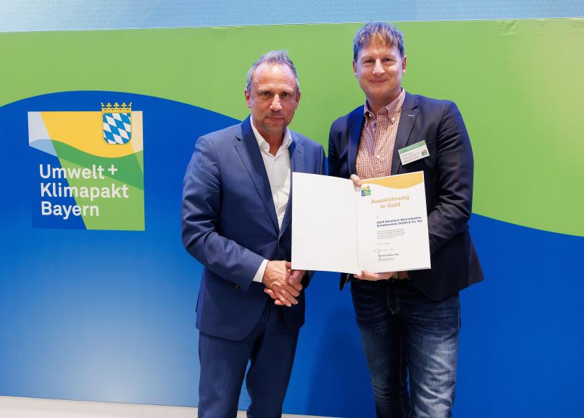 Umweltminister Thorsten Glauber übergibt Gold-Urkunde an die Adolf Steinbach Steinindustrie-Schotterwerke GmbH & Co. KG