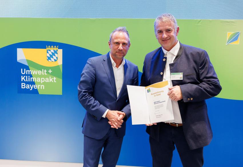 Umweltminister Thorsten Glauber übergibt Gold-Urkunde an die AME Asphalt - Mischwerk Eging GmbH