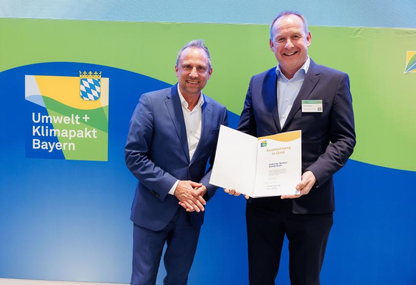 Umweltminister Thorsten Glauber übergibt Gold-Urkunde an die Andechser Molkerei Scheitz GmbH