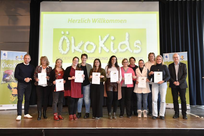 Gruppenfoto zeigt Umweltminister Thorsten Glauber (Foto links), die Vertreterinnen der ausgezeichneten Kindertageseinrichtungen und Dr. Norbert Schäffer, 1. Vorsitzender LBV (Foto rechts).