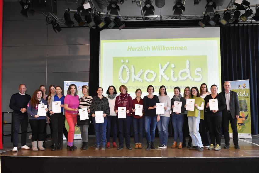 Gruppenfoto zeigt Umweltminister Thorsten Glauber (Foto links), die Vertreterinnen der ausgezeichneten Kindertageseinrichtungen und Dr. Norbert Schäffer, 1. Vorsitzender LBV (Foto rechts).