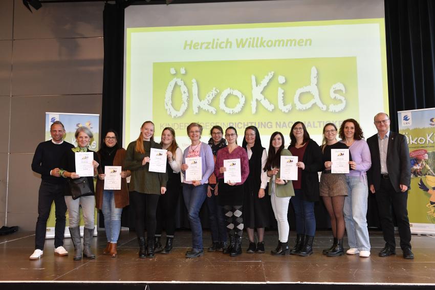 Gruppenfoto zeigt Umweltminister Thorsten Glauber (Foto links), die Vertreterinnen der ausgezeichneten Kindertageseinrichtungen und Dr. Norbert Schäffer, 1. Vorsitzender LBV (Foto rechts).