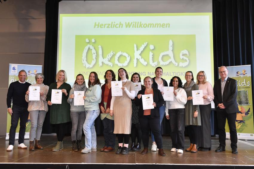 Gruppenfoto zeigt Umweltminister Thorsten Glauber (Foto links), die Vertreterinnen der ausgezeichneten Kindertageseinrichtungen und Dr. Norbert Schäffer, 1. Vorsitzender LBV (Foto rechts).