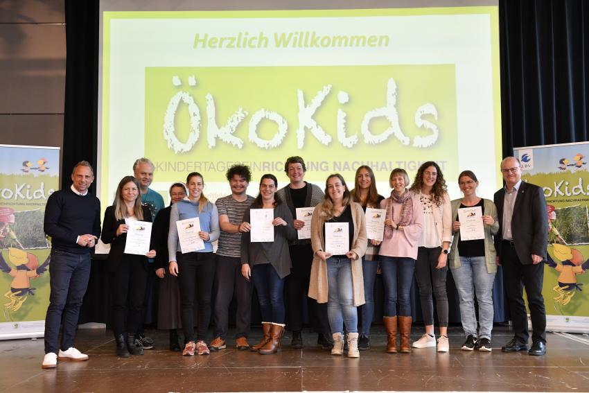 Gruppenfoto zeigt Umweltminister Thorsten Glauber (Foto links), die Vertreterinnen und Vertreter der ausgezeichneten Kindertageseinrichtungen und Dr. Norbert Schäffer, 1. Vorsitzender LBV (Foto rechts).