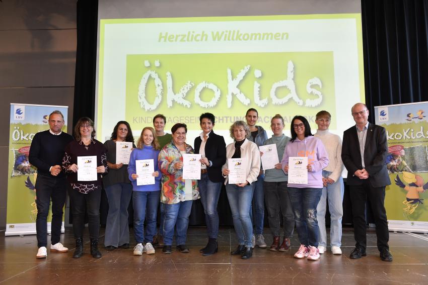 Gruppenfoto zeigt Umweltminister Thorsten Glauber (Foto links), die Vertreterinnen der ausgezeichneten Kindertageseinrichtungen und Dr. Norbert Schäffer, 1. Vorsitzender LBV (Foto rechts).