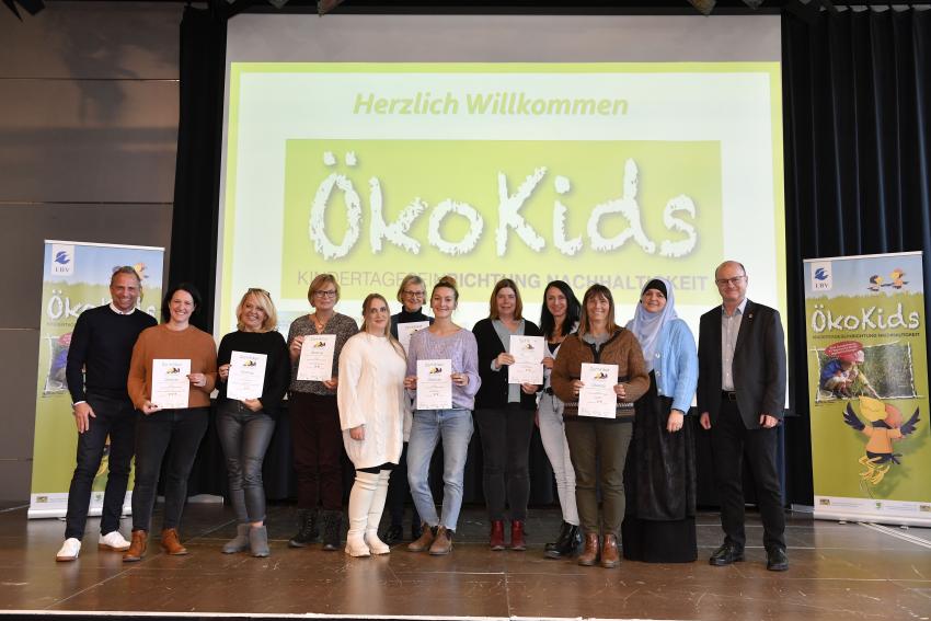 Gruppenfoto zeigt Umweltminister Thorsten Glauber (Foto links), die Vertreterinnen der ausgezeichneten Kindertageseinrichtungen und Dr. Norbert Schäffer, 1. Vorsitzender LBV (Foto rechts).