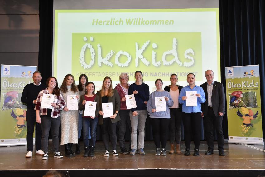 Gruppenfoto zeigt Umweltminister Thorsten Glauber (Foto links), die Vertreterinnen der ausgezeichneten Kindertageseinrichtungen und Dr. Norbert Schäffer, 1. Vorsitzender LBV (Foto rechts).