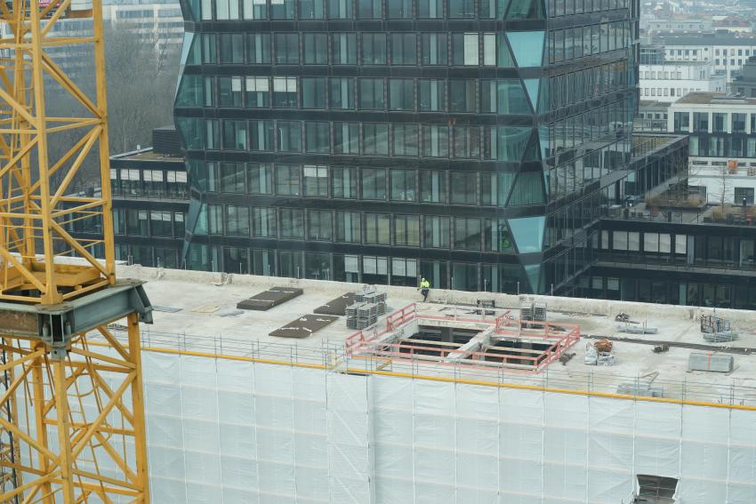 Eine Baustelle, die vom upside east im Münchner Werksviertel zu sehen ist.