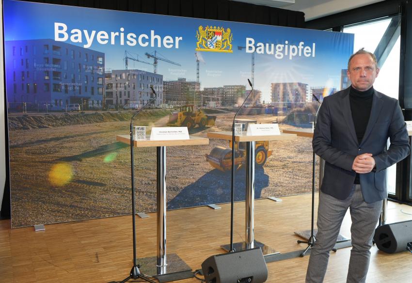 Umweltminister Thorsten Glauber beim Bayerischen Baugipfel