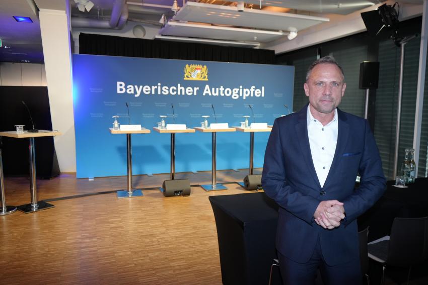 Bild vergrössert sich per Mausklick - >Termin - Bayerischer Autogipfel in München