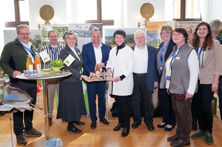 Umweltminister Thorsten Glauber mit Verbandsmitgliedern der Bayerischen Landschaftspflegeverbände für den Regierungsbezirk Oberfranken, links vom Minister steht Maria Noichl, Vorsitzende des Deutschen Verbandes für Landschaftspflege (DVL) und rechts zu sehen sind Abgeordnete des Bayerischen Landtag, Inge Aures und Klaus Adelt