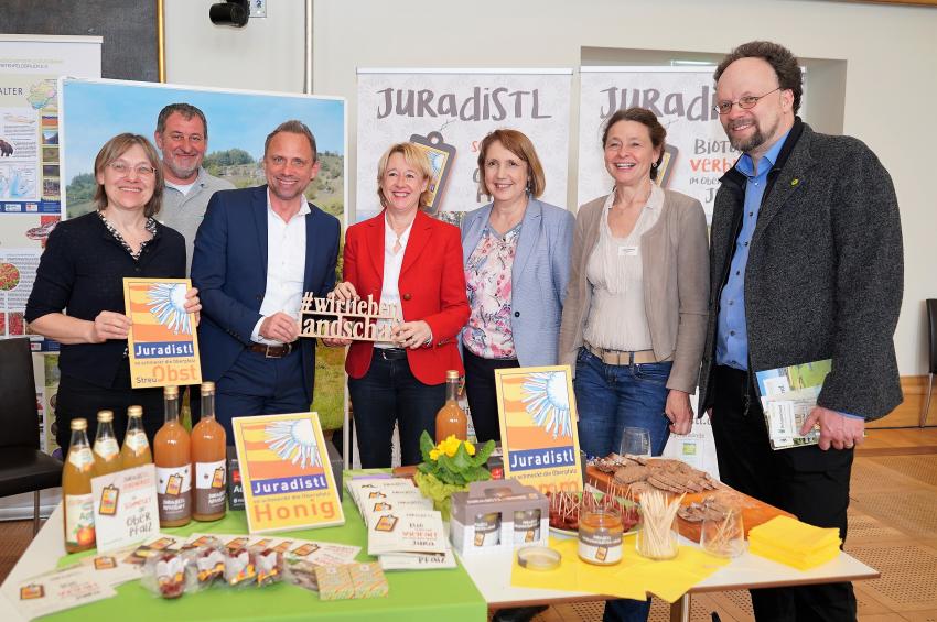 Umweltminister Thorsten Glauber präsentiert sich am Stand der Bayerischen Landschaftspflegeverbände für den Regierungsbezirk Oberpfalz