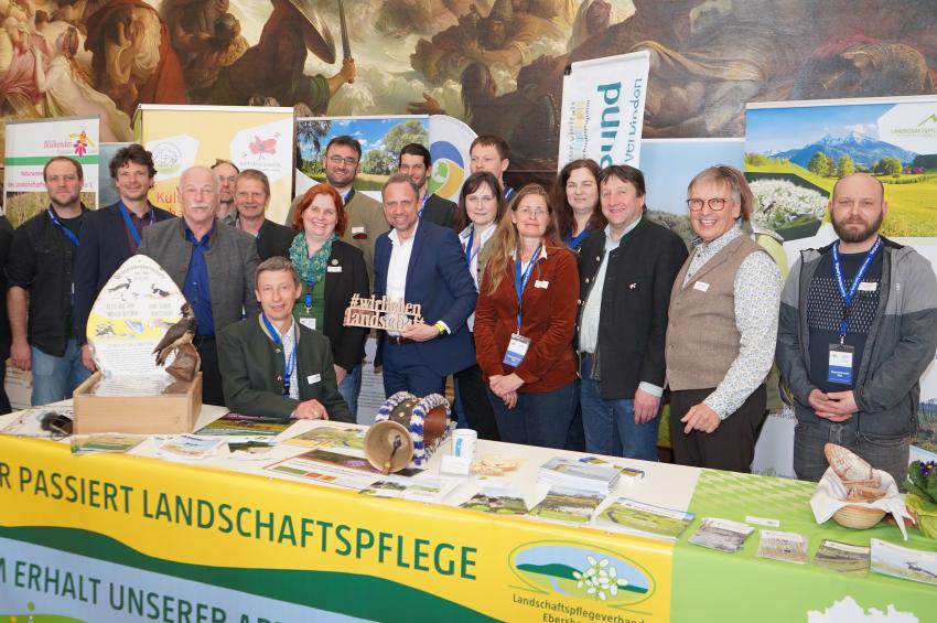 Umweltminister Thorsten Glauber mit Verbandsmitglieder aus dem Regierungsbezirk Oberbayern