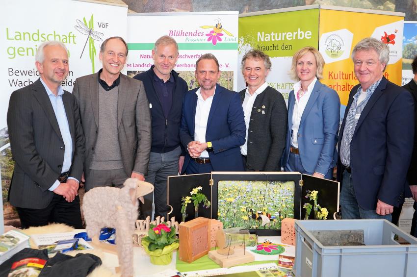 Umweltminister Thorsten Glauber und Mitglieder der Landschaftspflegeverbände am Stand für den Regierungsbezirk Niederbayern