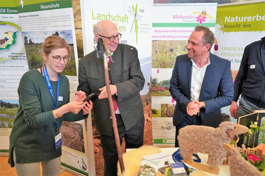 Umweltminister Thorsten Glauber präsentiert sich am Stand der Bayerischen Landschaftspflegeverbände für den Regierungsbezirk Niederbayern