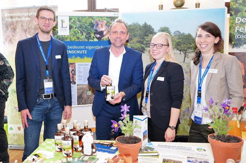 Umweltminister Thorsten Glauber präsentiert sich am Stand der Bayerischen Landschaftspflegeverbände für den Regierungsbezirk Unterfranken