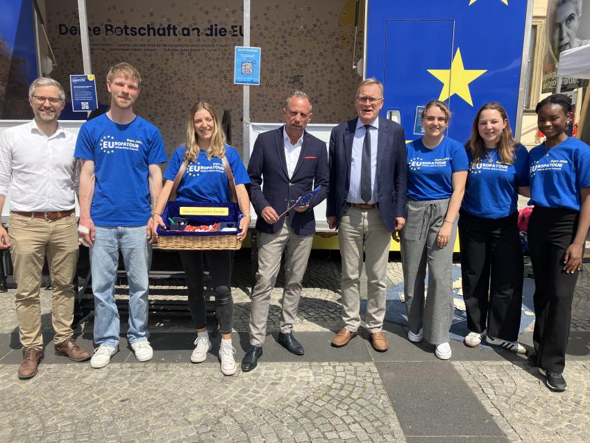 Minister Glauber besucht den EUropa Tourbus