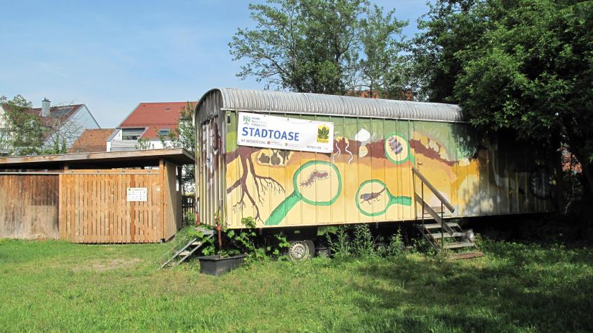 buntbemalter Bauwagen der Stadtoase