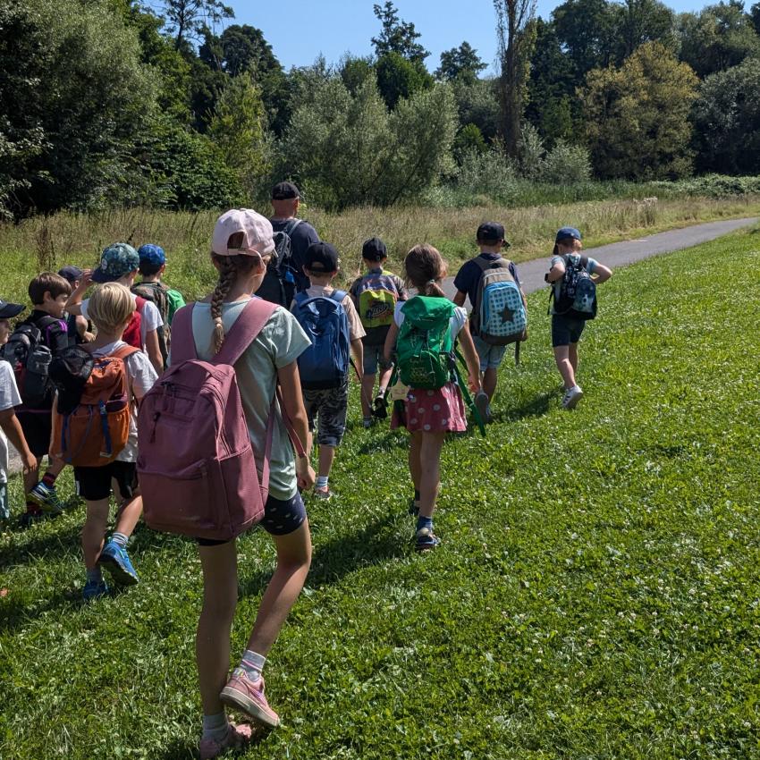 Kindergruppe auf Biberexkursion (Foto: Conni Schlosser)