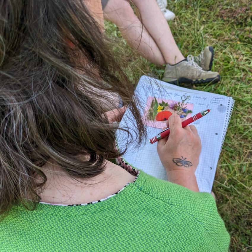 Teilnehmerin an einer Wildpflanzenfortbildung (Foto: Conni Schlosser)