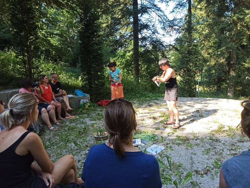 Kreis von Teilnehmenden einer Fortbildung im Wald